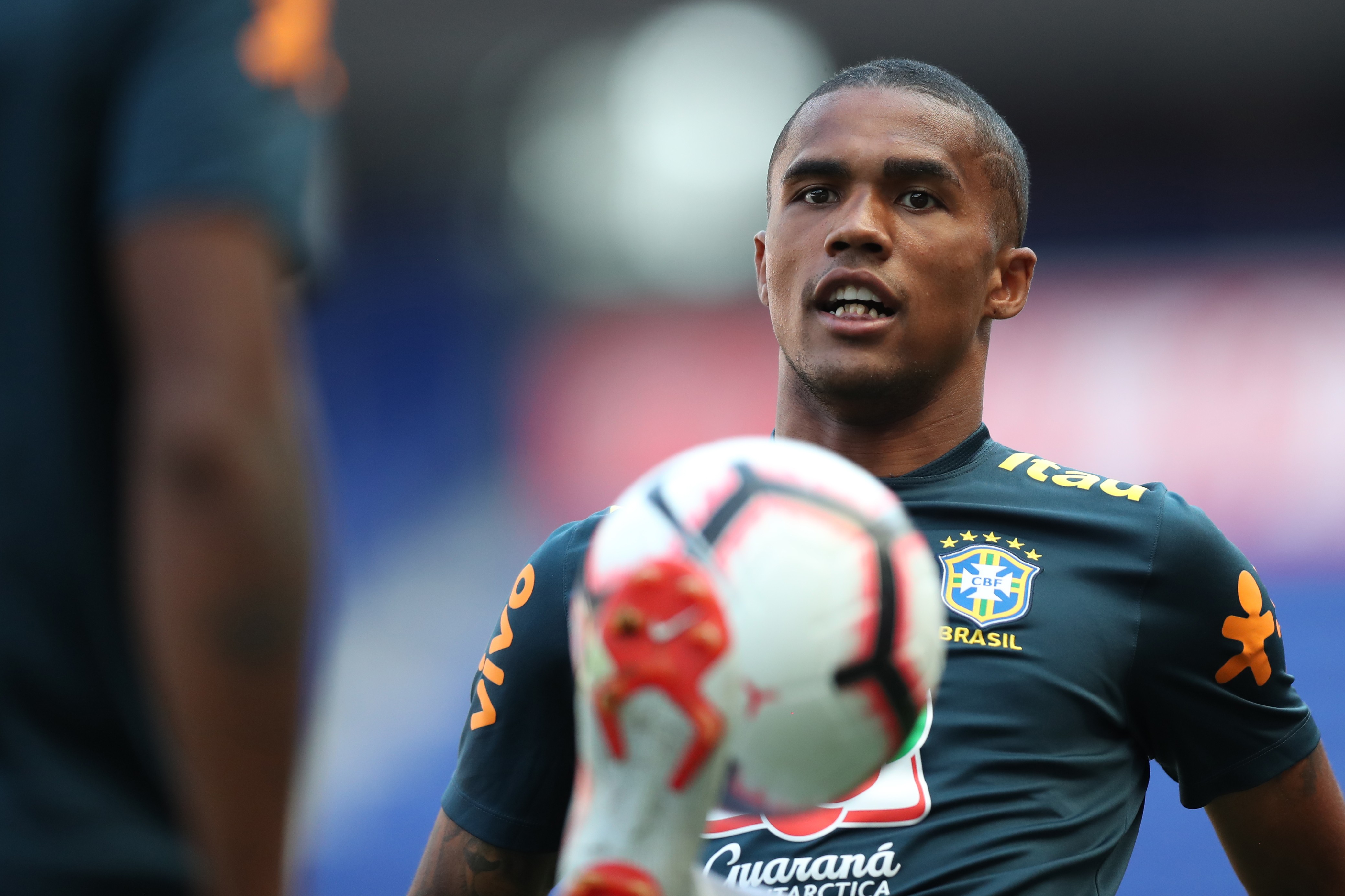 Esperança em Copa, polêmicas no Grêmio e conta em site +18: quem é Douglas Costa, que teve prisão decretada por não pagar pensão