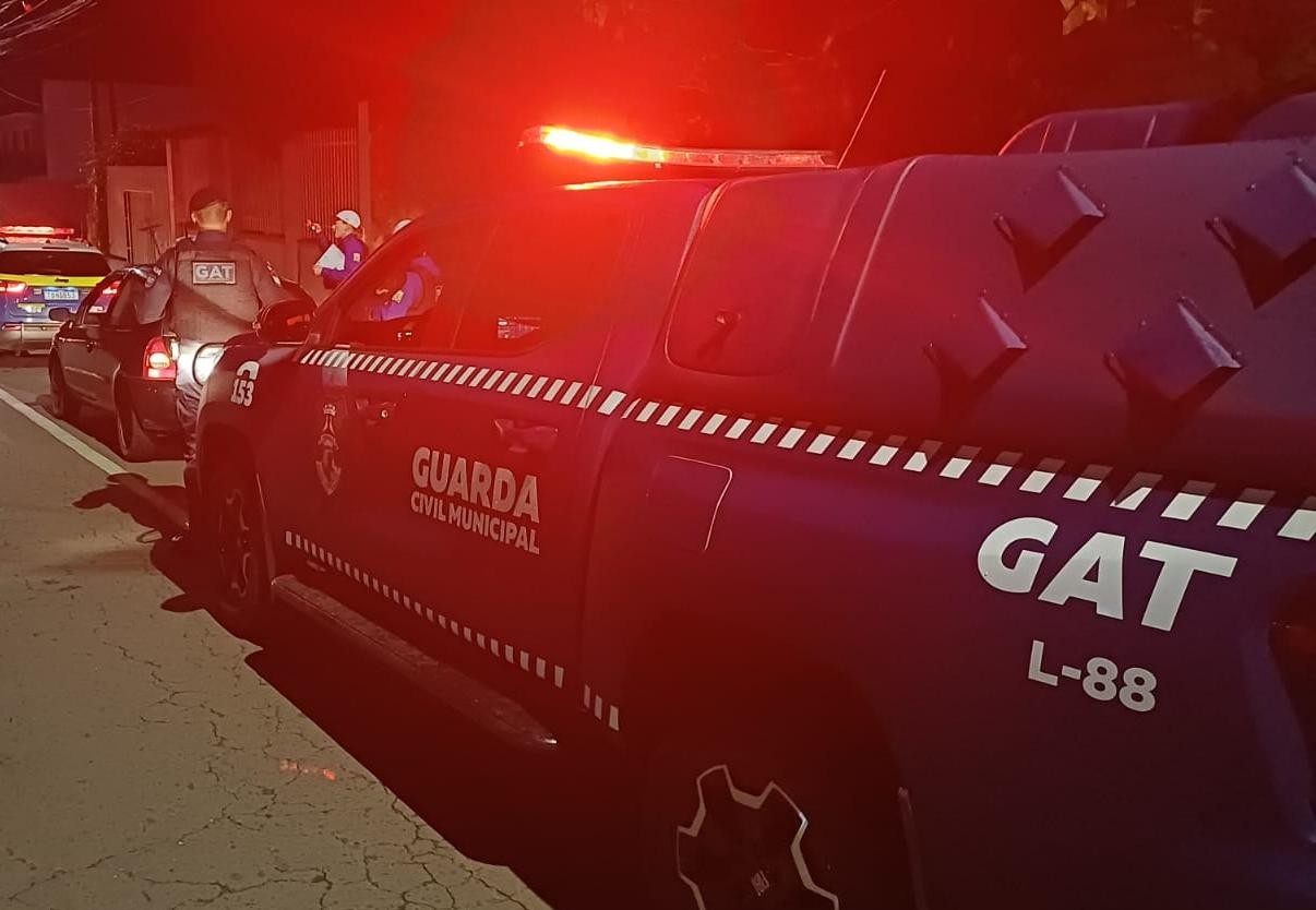 Homem 'se rende' ao ver viatura de longe, mente quem é e Guarda Municipal descobre que ele é foragido da Justiça, no PR