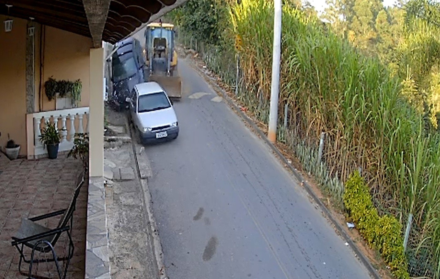 VÍDEO: retroescavadeira da Prefeitura perde os freios e bate em carros estacionados em Salesópolis