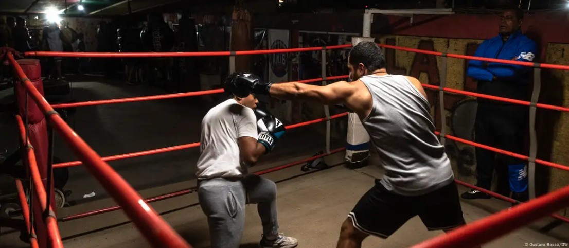 
Academias populares de boxe resistem debaixo de viadutos em SP