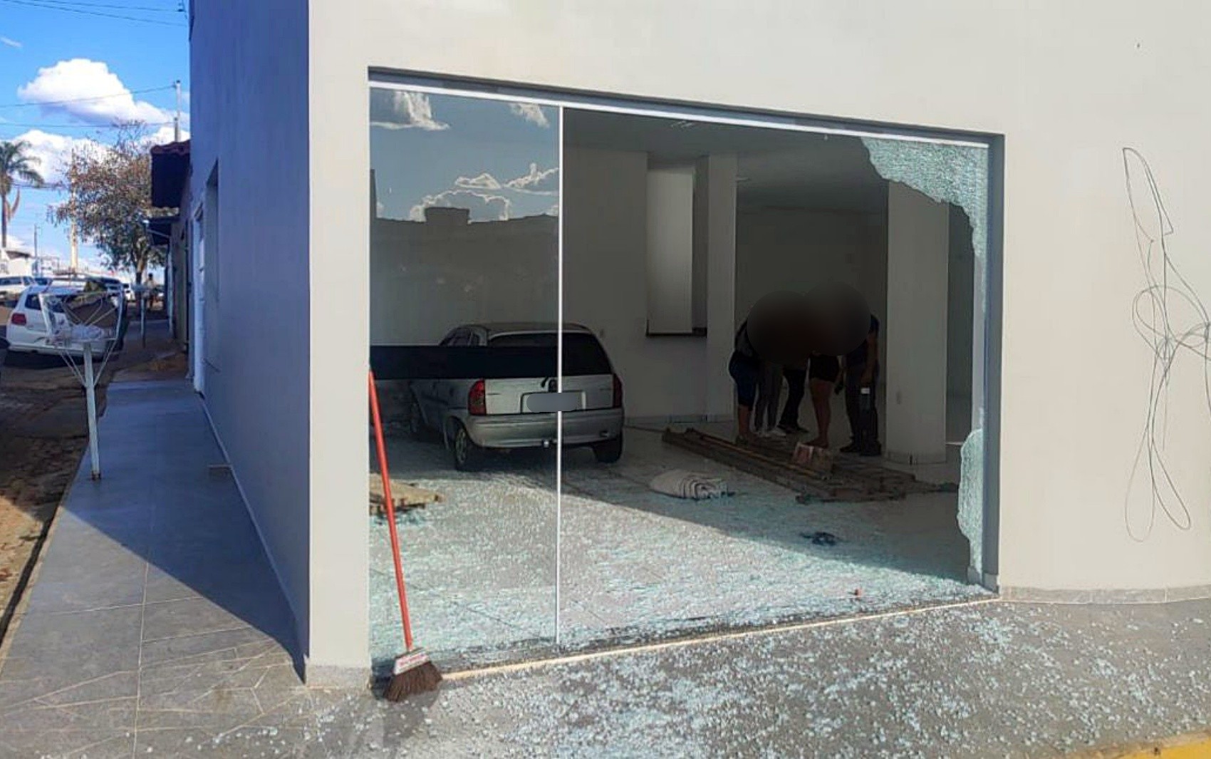 Câmera de segurança registra carro invadindo ponto comercial após batida em cruzamento em Monte Belo, MG