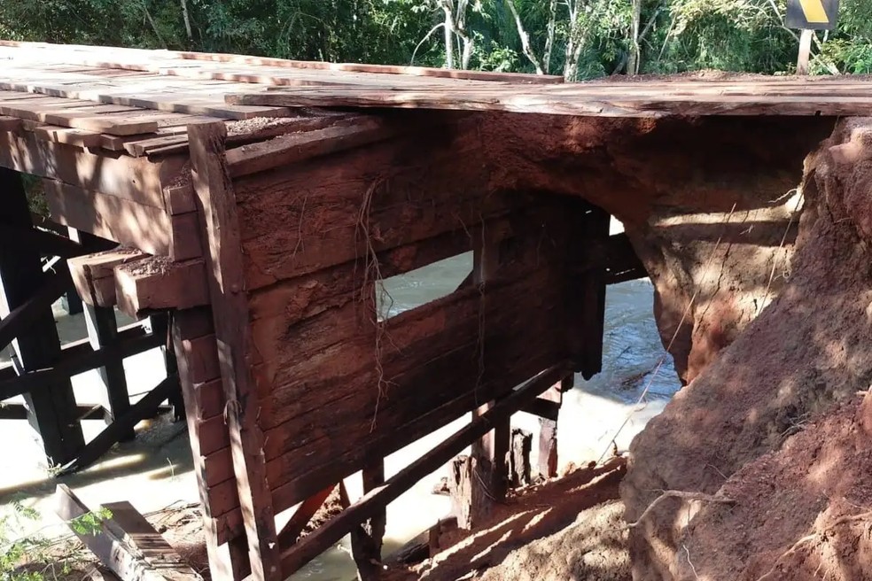 Ponte do rio Cadiga quebrou com a força da correnteza. — Foto: Agesul