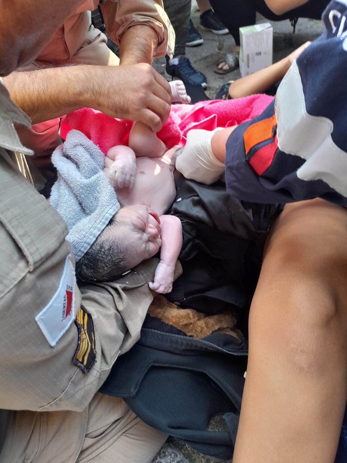 Parto de bebê que nasceu no meio da rua foi feito por sargento que completava 40 anos de PM no mesmo dia 