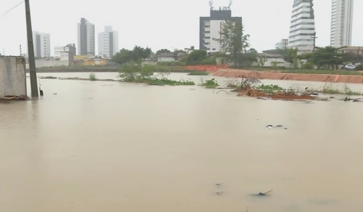 Chuva cancela aulas, suspende serviços públicos e alaga ruas; prefeitura do Recife orienta população a ficar em casa
