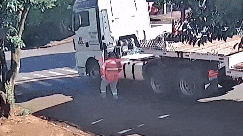 Caminhão desgovernado atinge casas no RS; VÍDEO mostra motorista correndo para tentar voltar ao veículo