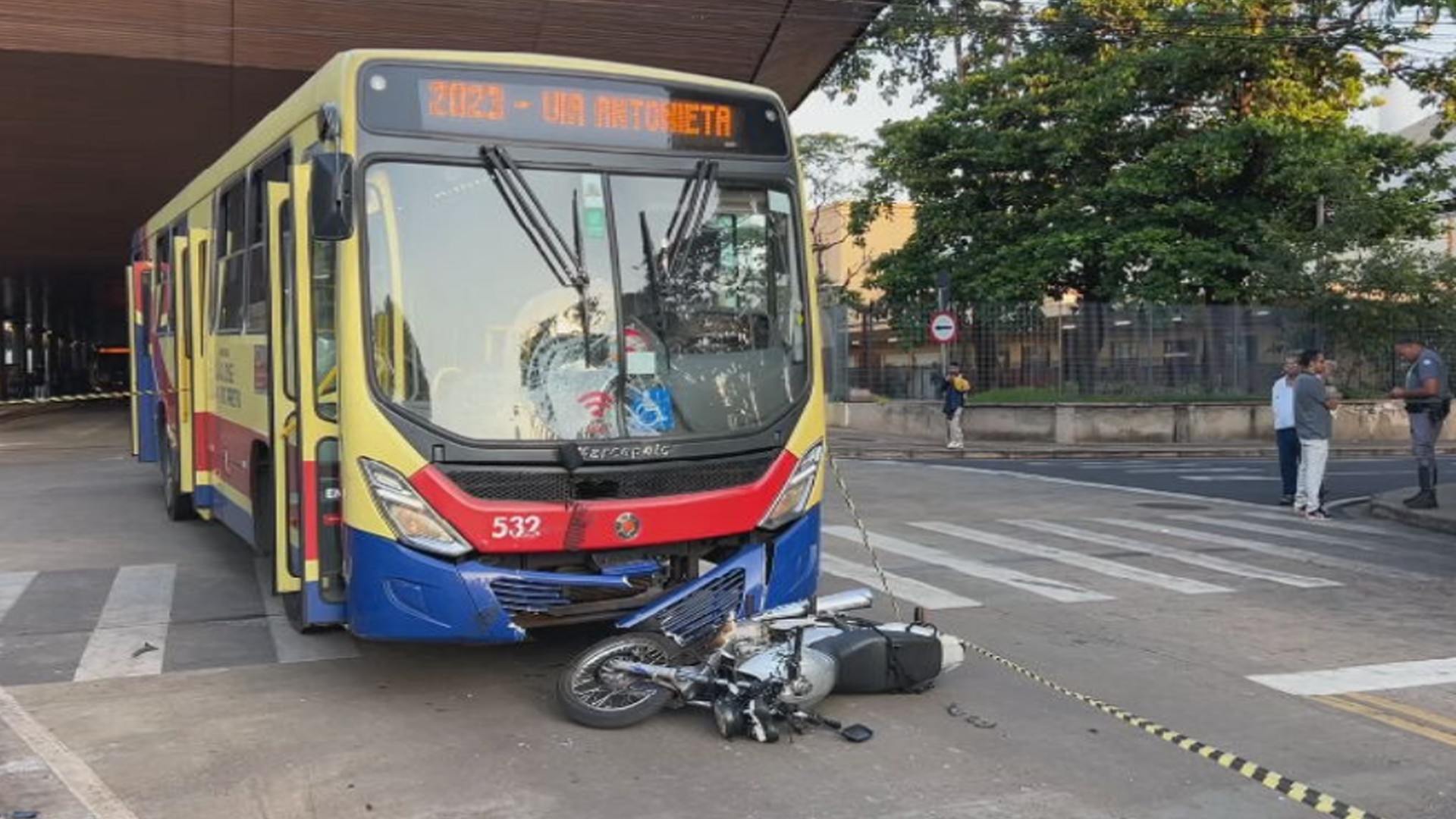 Batida frontal entre moto e ônibus na saída de terminal deixa quatro feridos em Rio Preto 