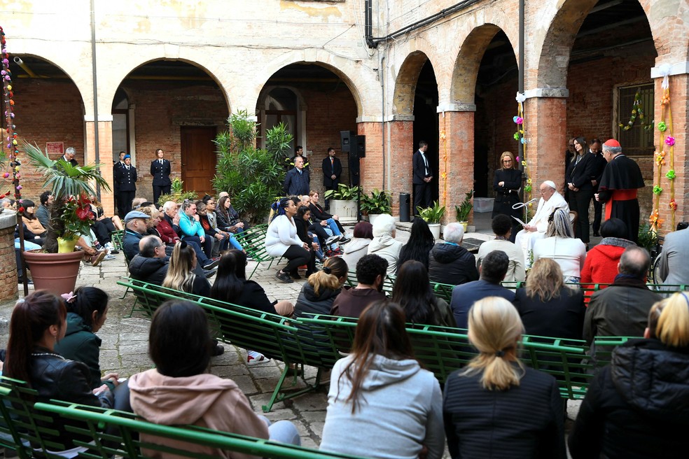 Papa Francisco fala a presidiárias e artistas em presídio feminino em Veneza, em 28 de abril de 2024. — Foto: Vaticano via Reuters