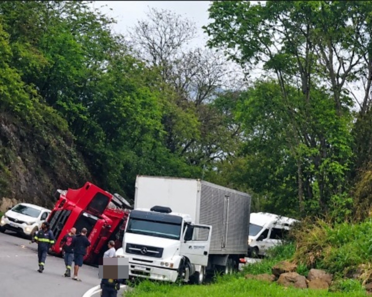 Caminhão tomba e interdita trecho da Serra das Araras, em Piraí 