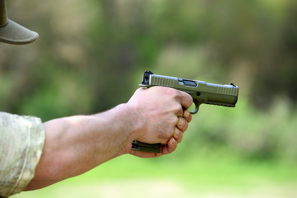 Projeto de Lei quer permitir usar o saldo do FGTS para comprar armas e munições. — Foto: Adobe Stock