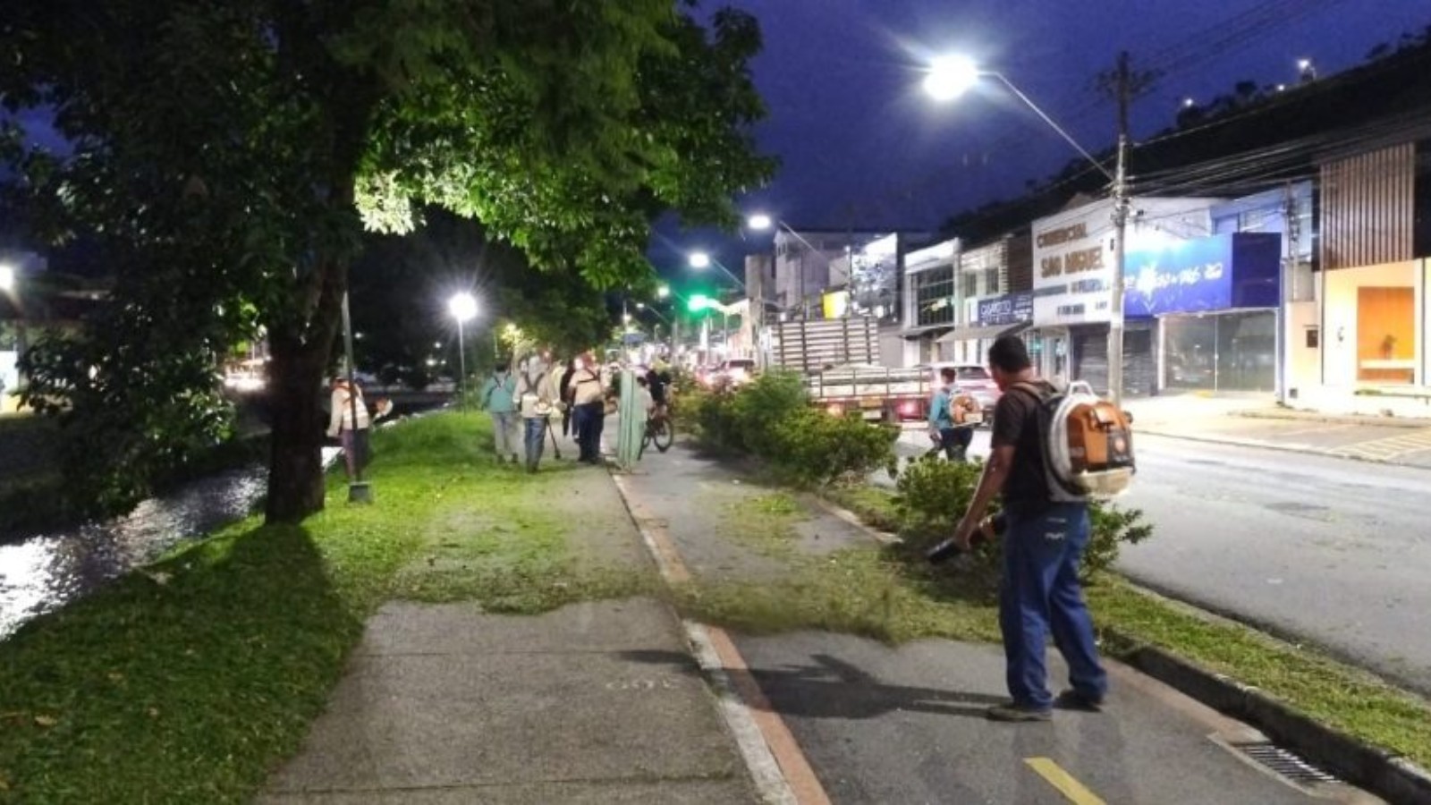 Prefeitura de Poços inicia corte noturno de vegetação em Poços de Caldas