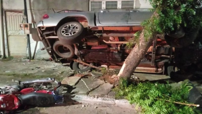 Motorista sofre acidente enquanto voltava do velório da mãe e carro fica preso entre parede e árvore