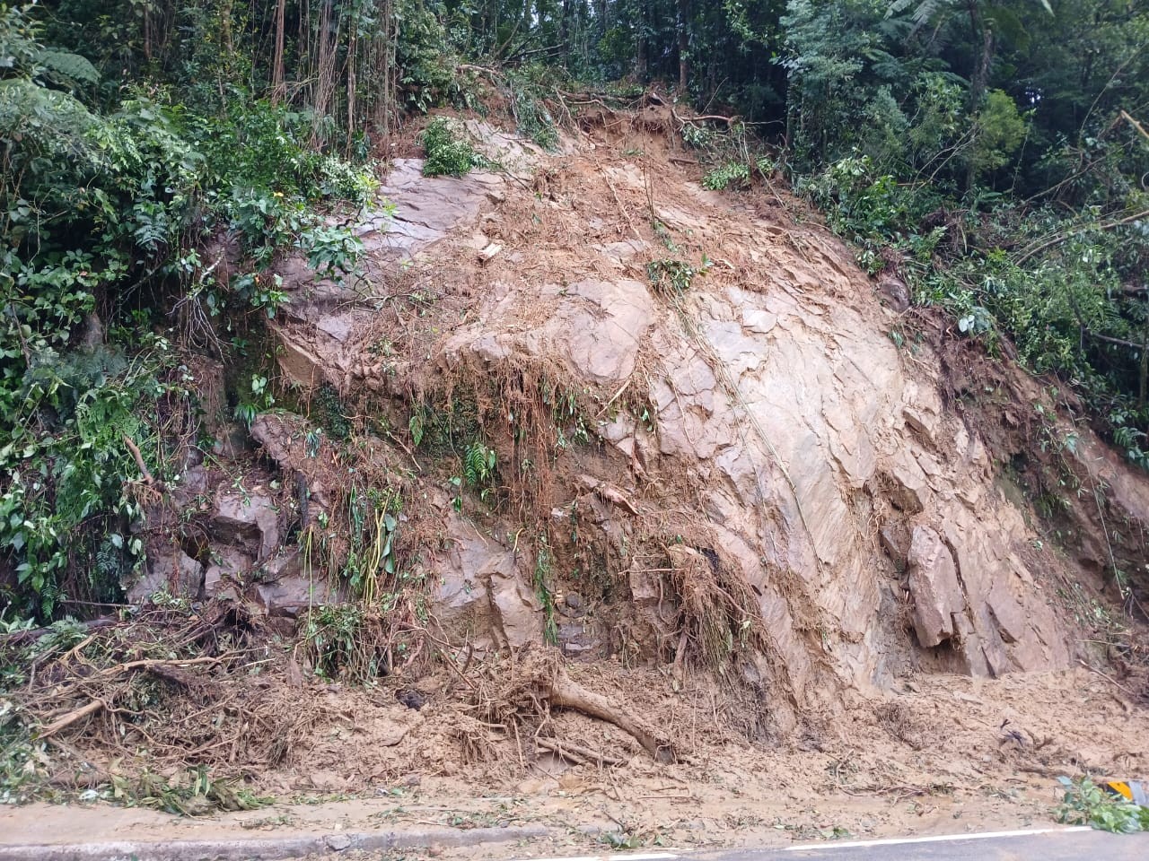 Rodovia Mogi-Bertioga é liberada e funciona em sistema 'pare e siga'