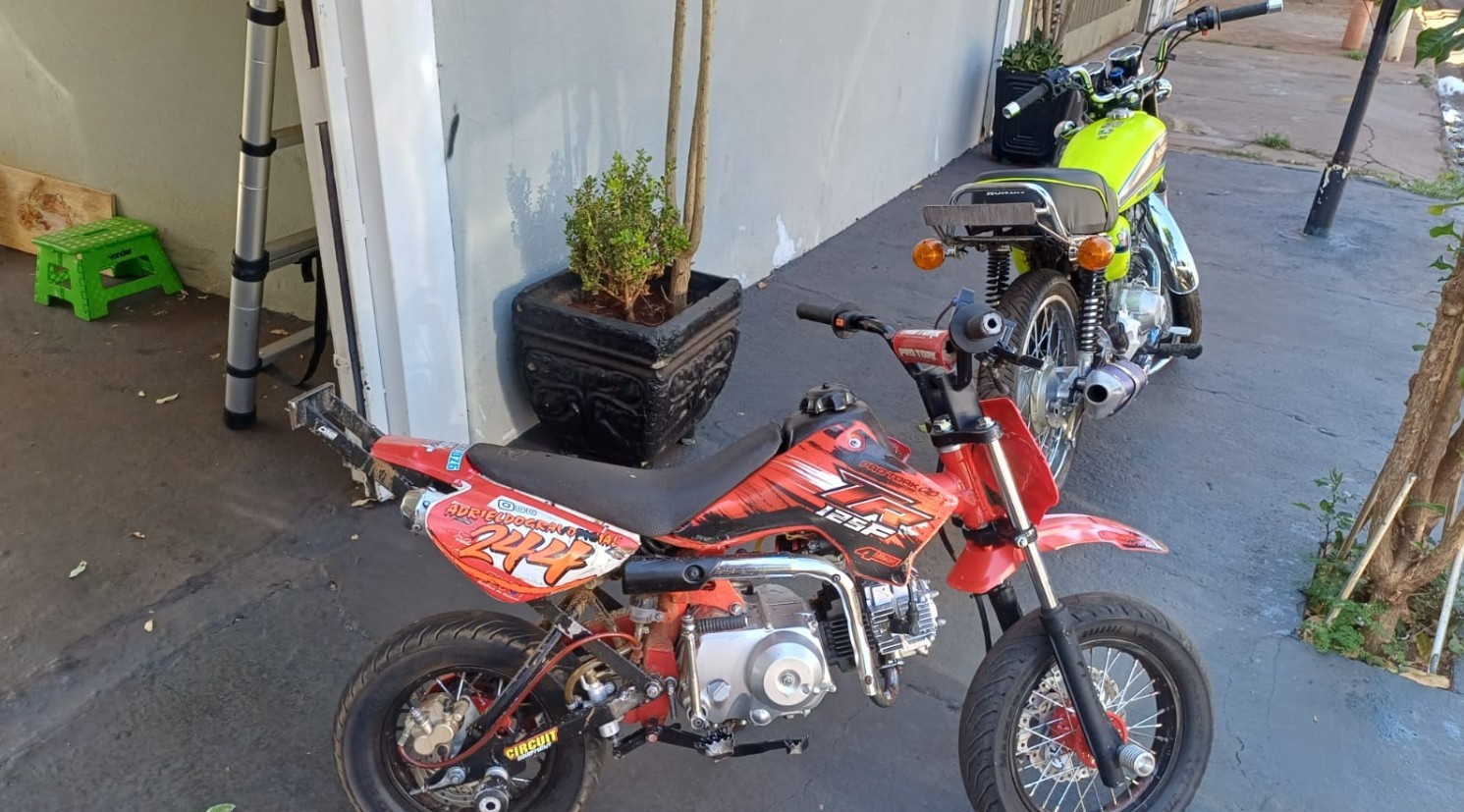 Polícia apreende moto e minimoto usadas por criança para fazer manobras em ruas de Sertãozinho