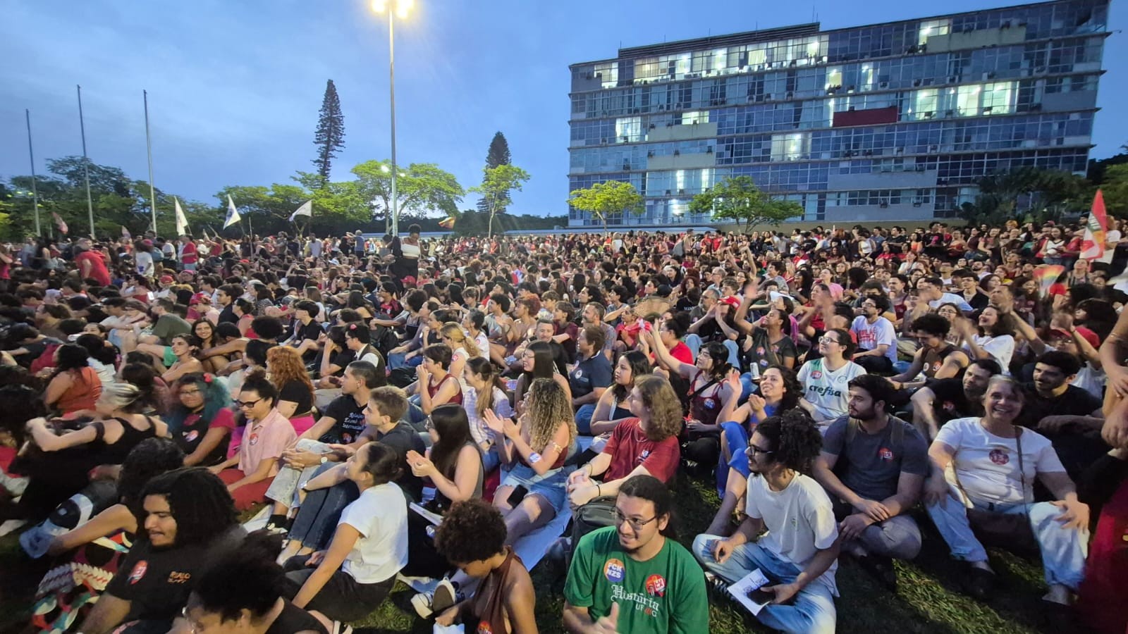 Manifestantes fazem ato pró-Lula na UFMG, em BH