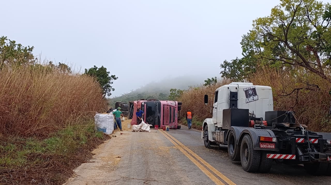 Caminhão carregado com soja tomba e interdita trânsito na Serra de Israel em Unaí