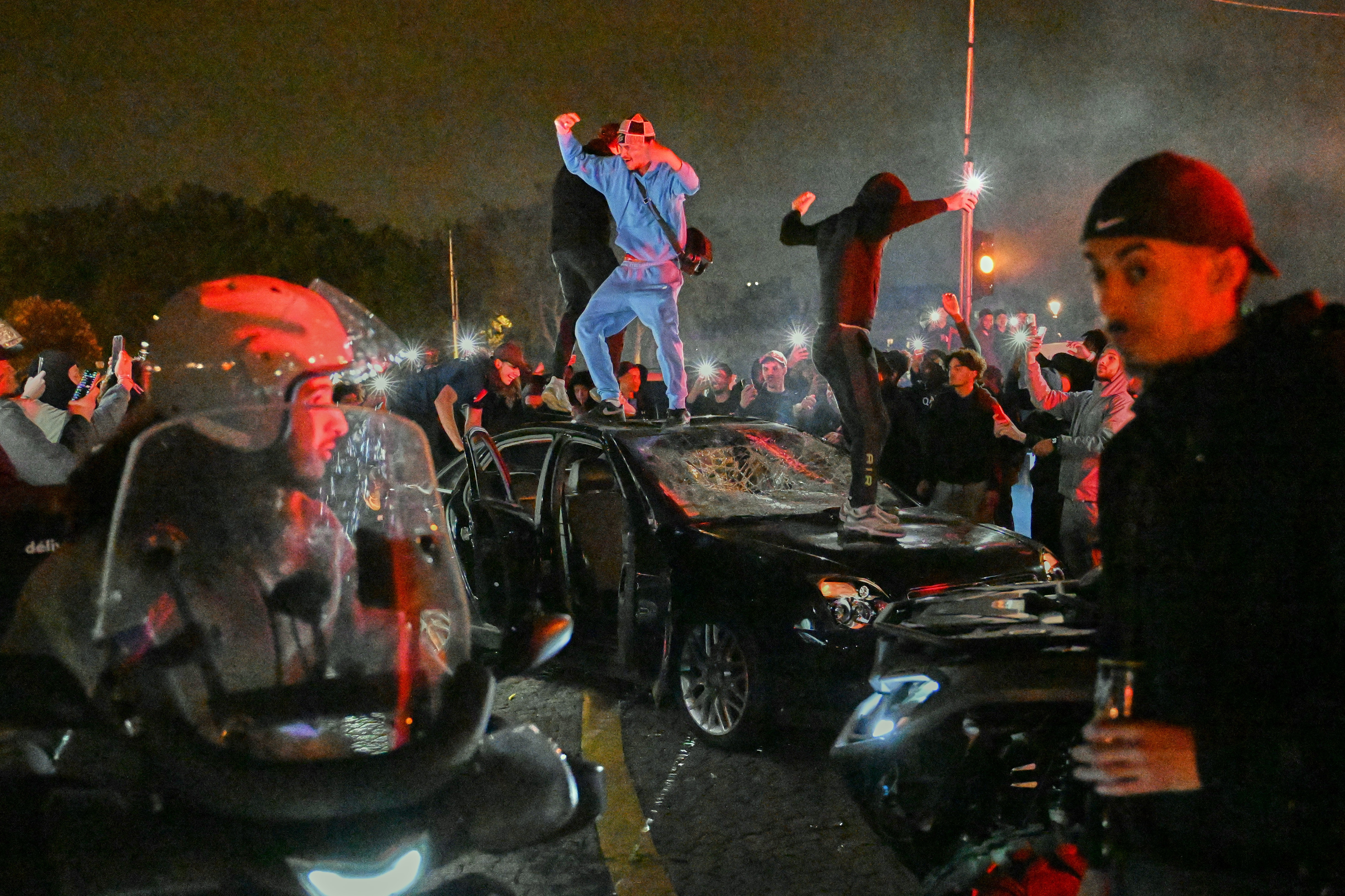 Incidentes após classificação do PSG à final da Champions terminam com 127 detidos e dezenas de feridos em Paris