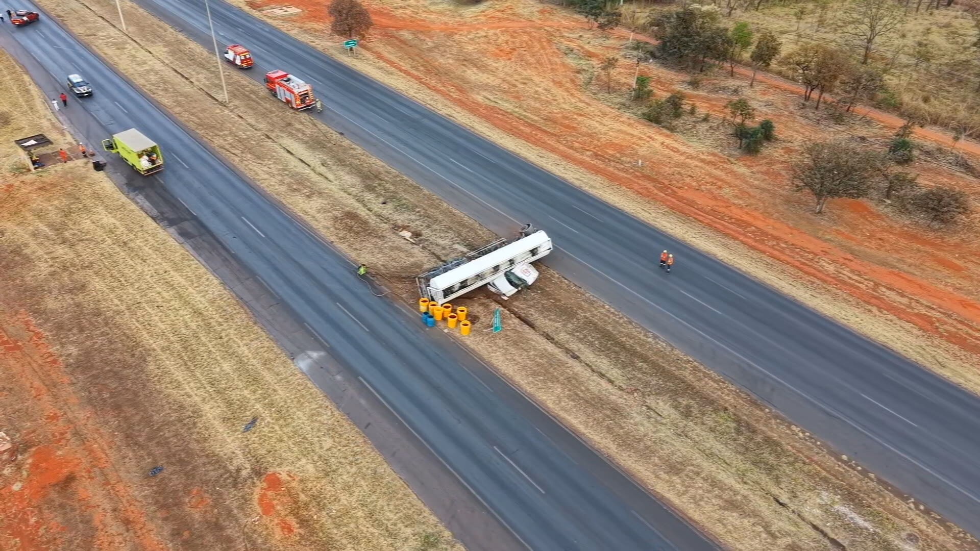 Carreta de combustível tomba e interrompe trânsito nos dois sentidos da BR-020