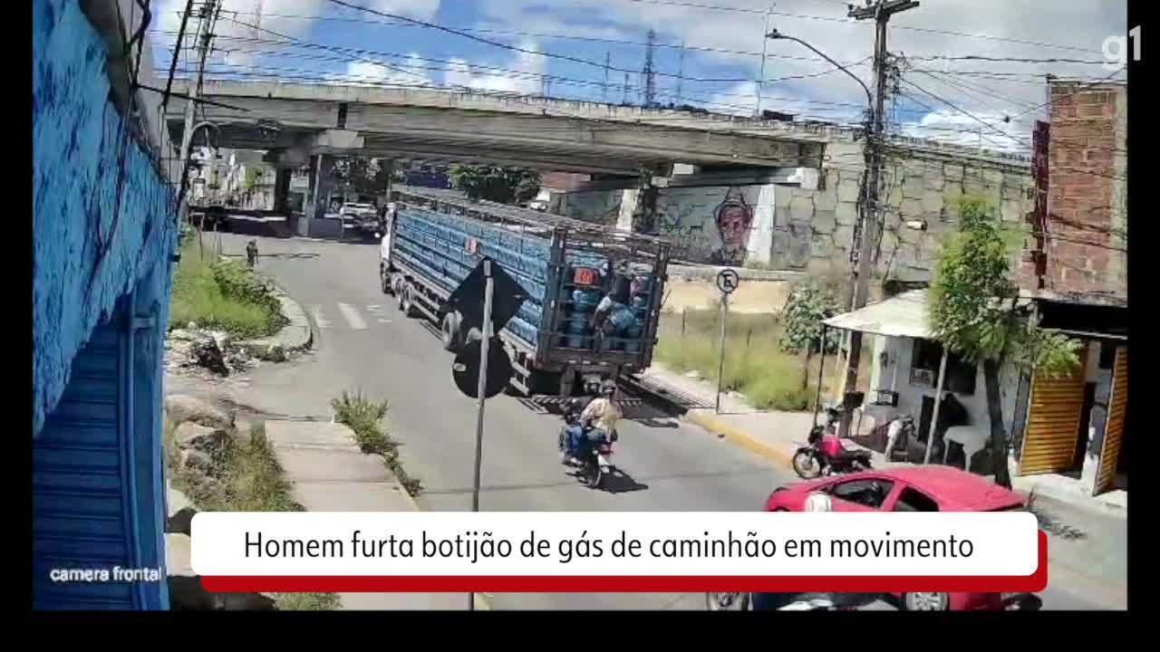 Homem cai de caminhão em movimento ao furtar botijão de gás em Caruaru; VÍDEO