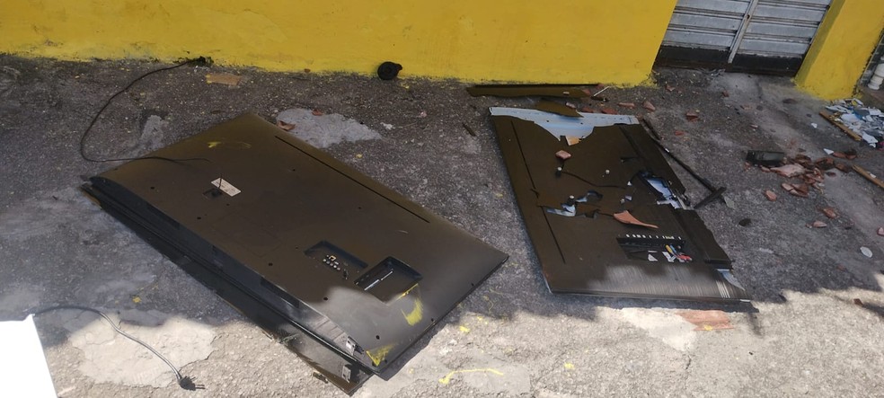 Televisores foram quebrados durante o surto — Foto: Igor Albuquerque/TV Gazeta