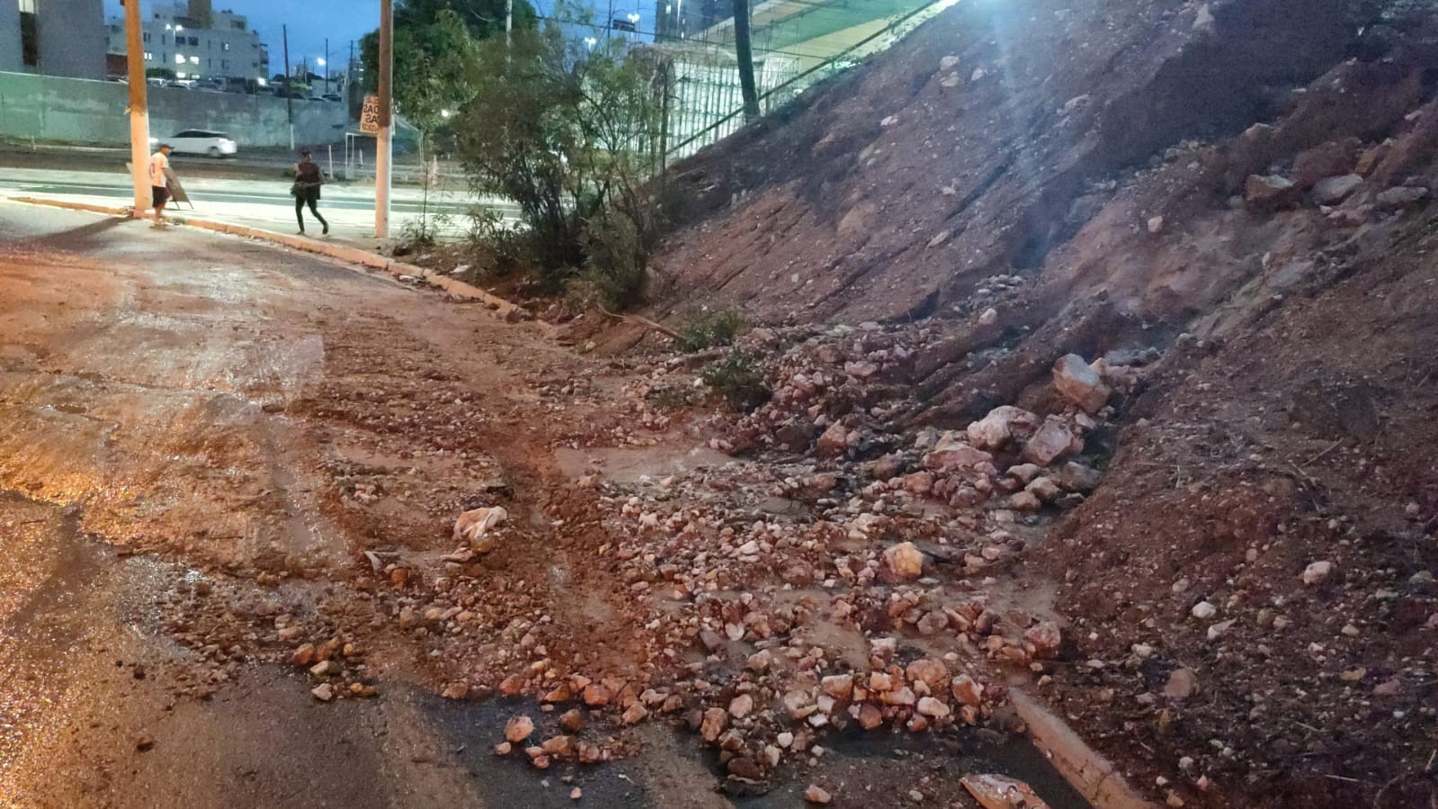 Ruas de Cuiabá são interditadas por risco de desmoronamento; veja locais 