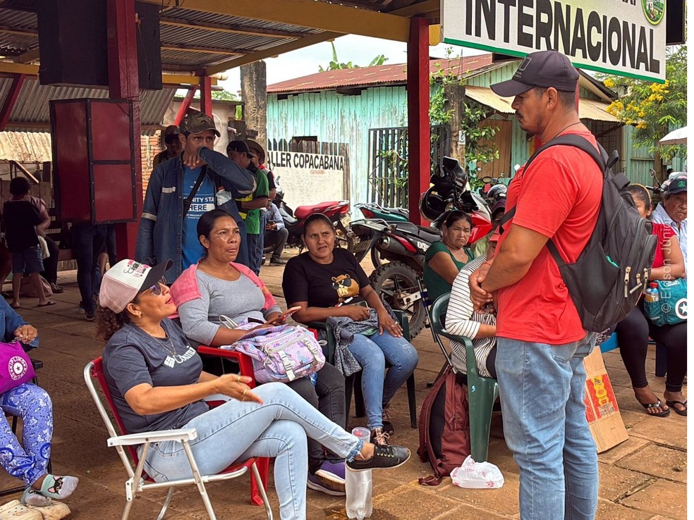 Trabalhadores bolivianos cobram pagamento de salários atrasados — Foto: Eldson Júnior / Rede Amazônica