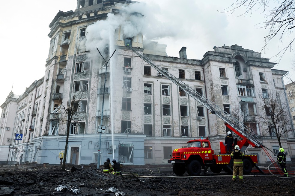 Bombeiros combatem incêndio após ataque russo contra Kiev, em 21 de março de 2024 — Foto: REUTERS/Alina Smutko