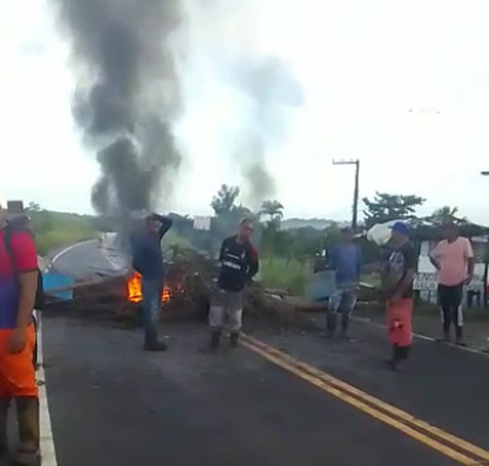 Moradores atearam fogo a pneus — Foto: TV Sergipe/reprodução