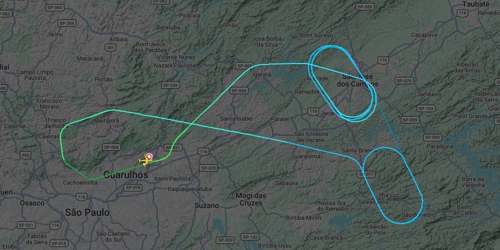 Avião da Latam com destino a Nova York retorna a Guarulhos após problema técnico