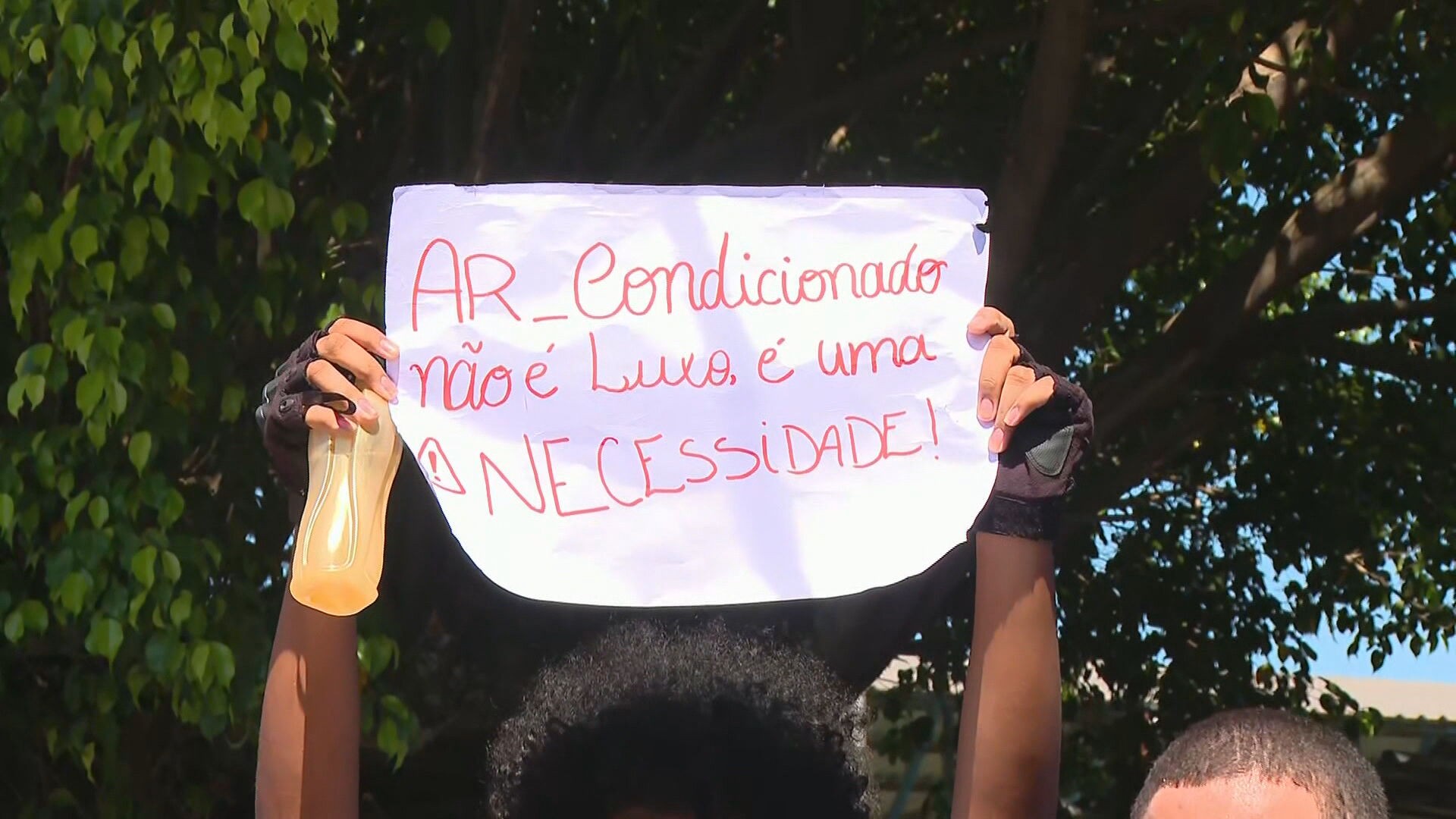 Levantamento indica que escolas públicas do RJ sofrem com calor e índices baixos de aprendizagem