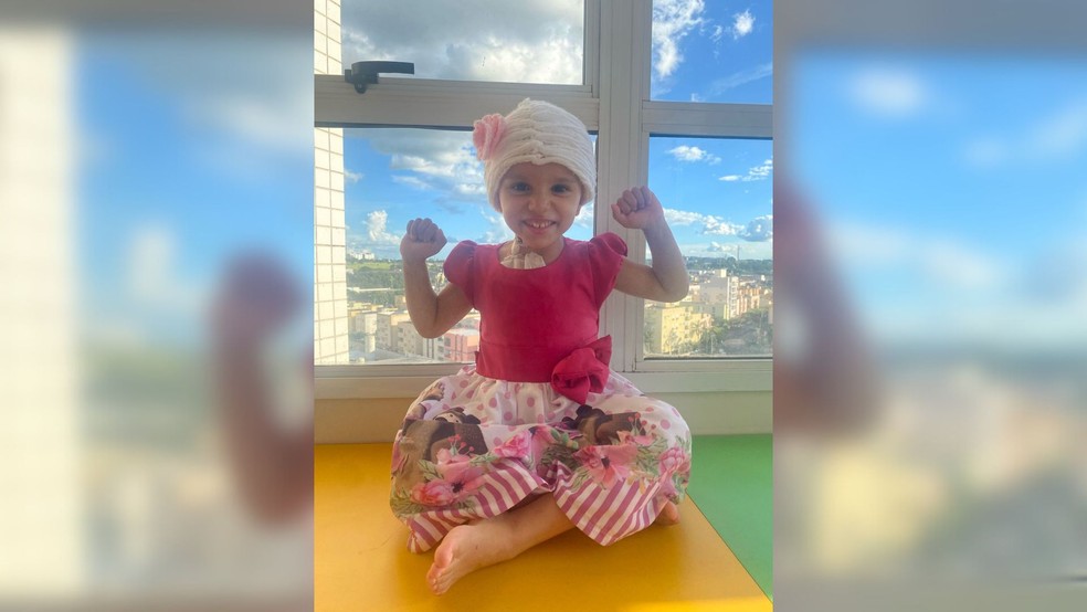 Menina de 4 anos reclama de fortes dores na barriga e família é surpreendida com diagnóstico de câncer — Foto: Arquivo pessoal