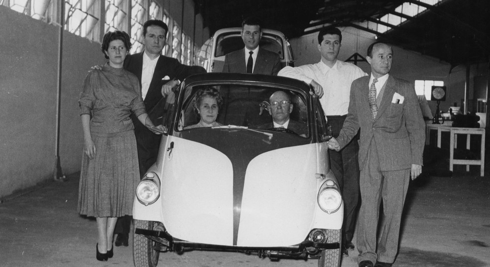Unidade número 001 do Romi-Isetta deixou a linha de montagem da Romi em Santa Bárbara d’Oeste em 30 de junho de 1956 — antes mesmo, portanto, de qualquer iniciativa prática oficial para estímulo à produção nacional de veículos pelo Grupo Executivo da Indústria Automobilística. — Foto: Fundação Romi/Arquivo