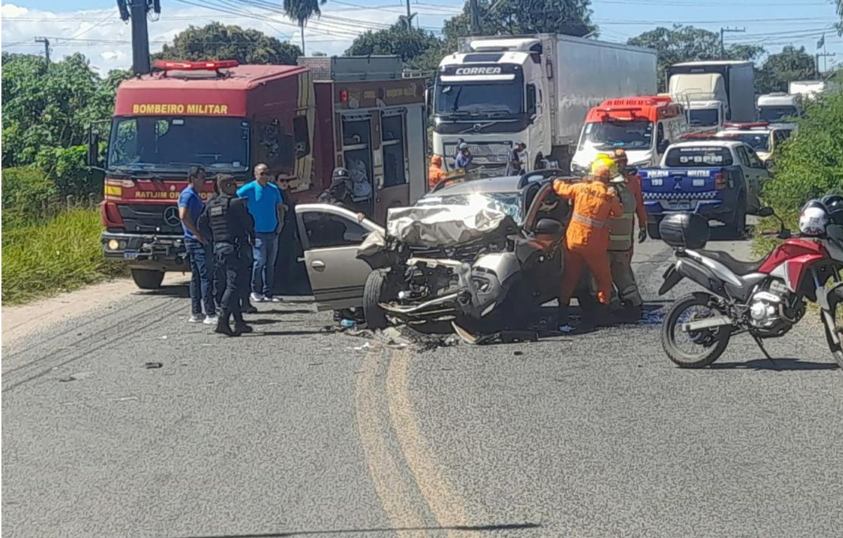 Acidente entre carro e micro-ônibus deixa uma pessoa ferida em rodovia de Nossa Senhora do Socorro