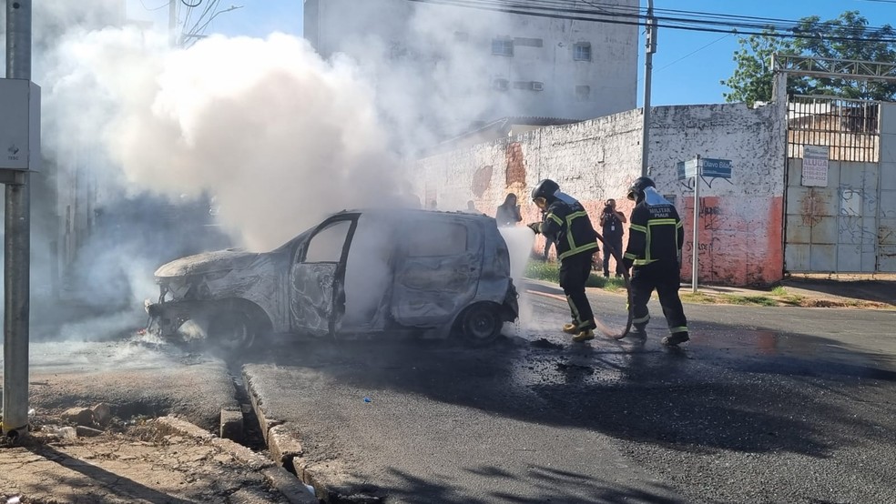 Carro de motorista de aplicativo pega fogo no Centro de Teresina — Foto: Pedro Lima/ g1 Piauí