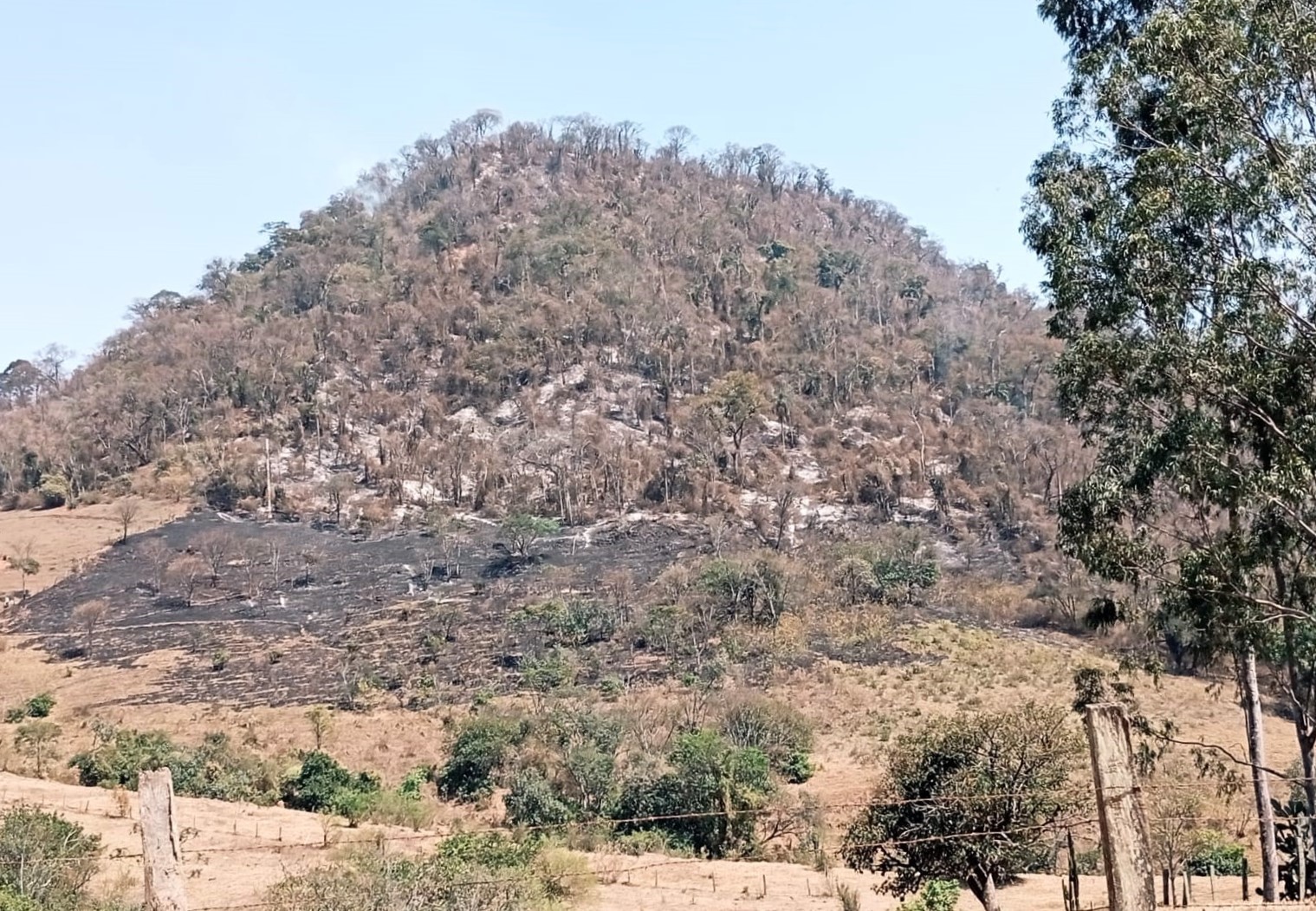Incêndio na serra do Monte Branco é controlado em Piracicaba, mas mantém foco ativo  