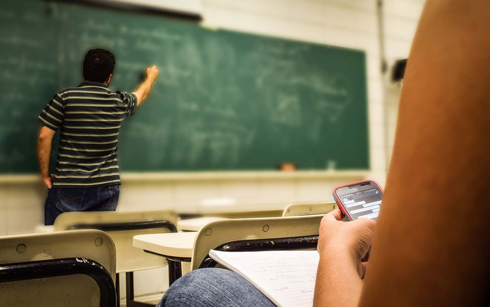 Governo de MT sanciona lei que proíbe uso de celulares em escolas estaduais