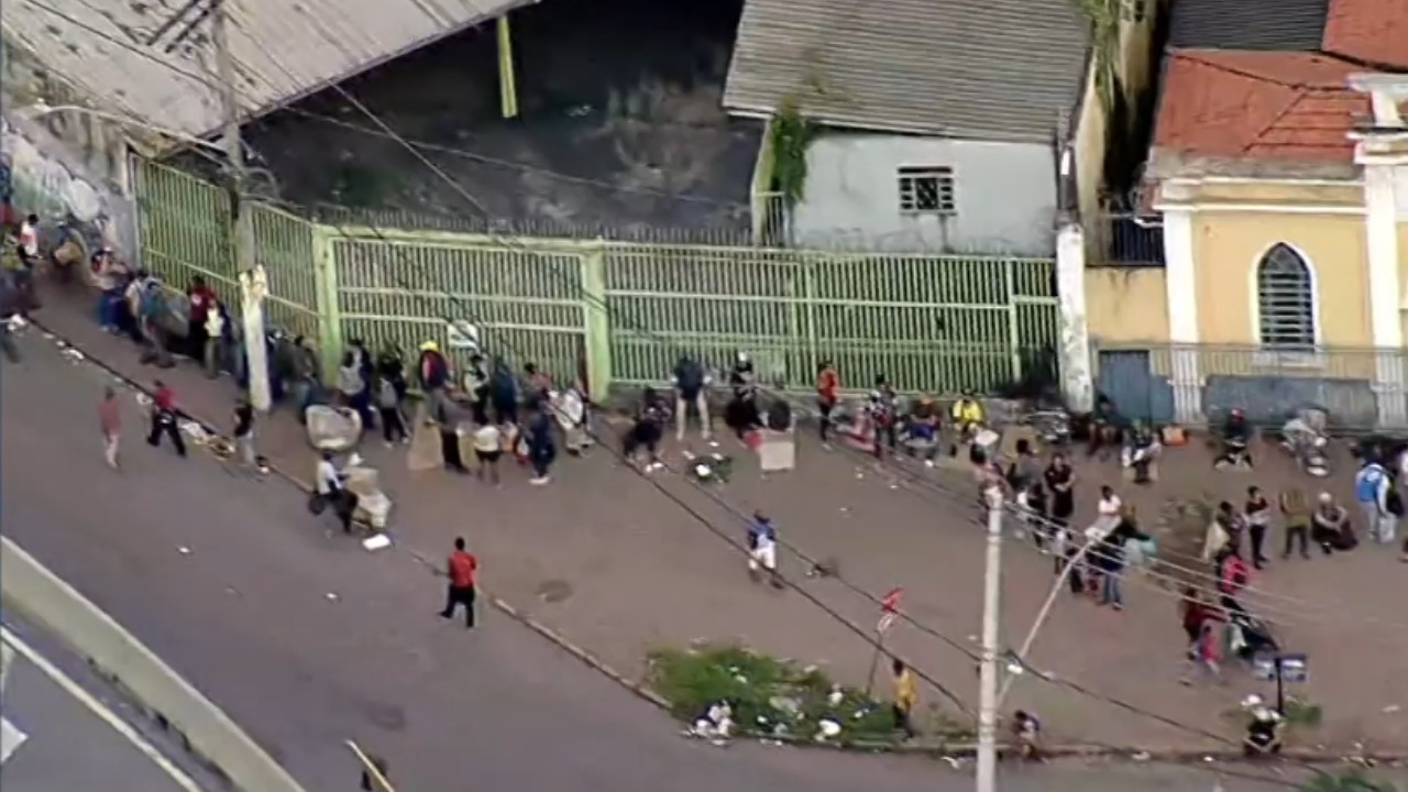 Tradicional distribuição gratuita de peixes em BH faz fila dar volta em quarteirão na Sexta-feira da Paixão