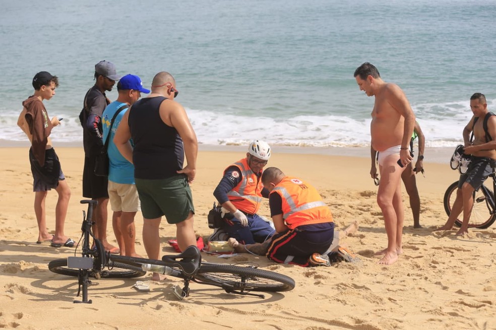 Equipe do g1 flagrou momento em que homem é resgatado após afogamento no mar de Fortaleza.a — Foto: Fabiane de Paula/SVM