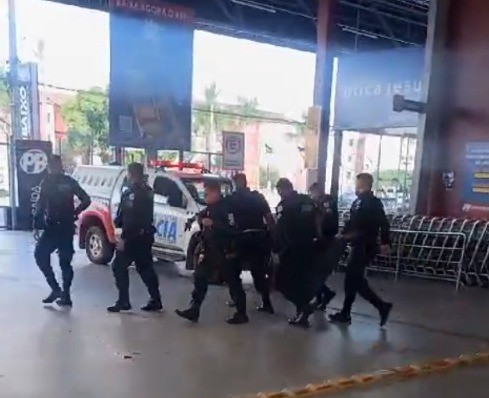 Tentativa de assalto a supermercado termina em troca de tiros, em Belém