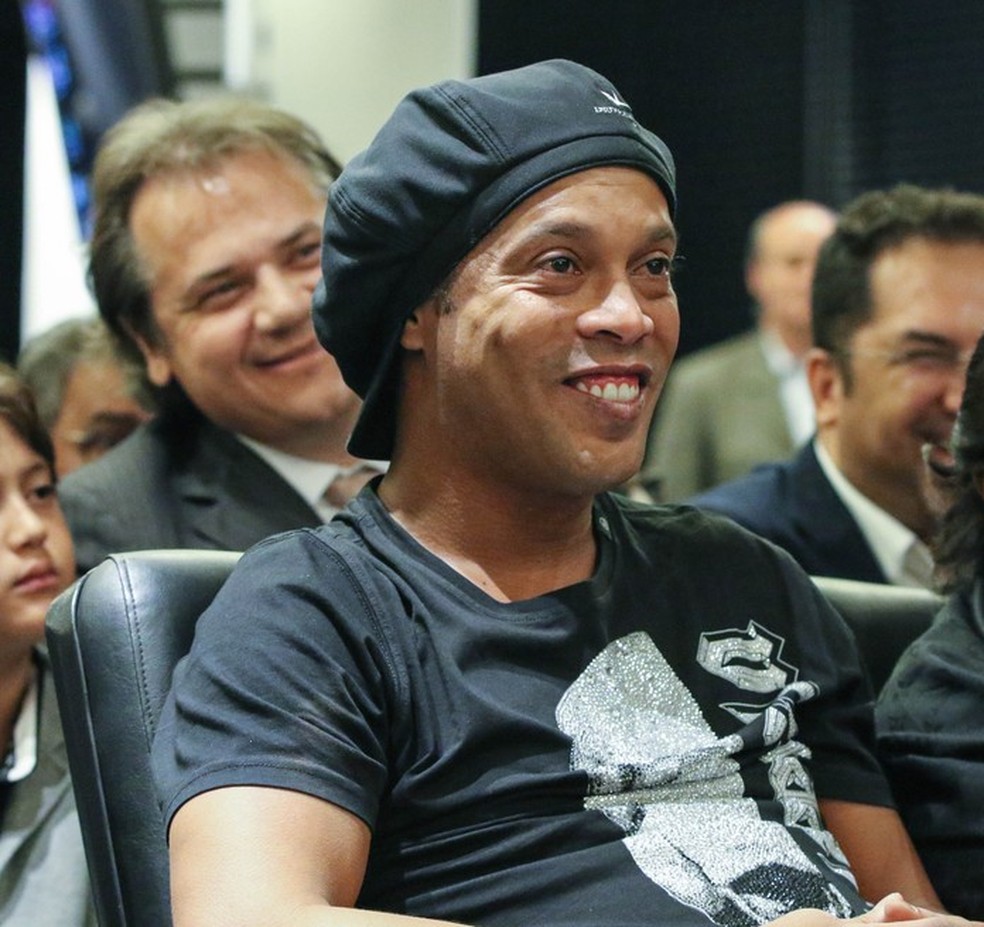 Ronaldinho Gaúcho e a mãe Miguelina de Assis — Foto: Pedro Souza / Atlético