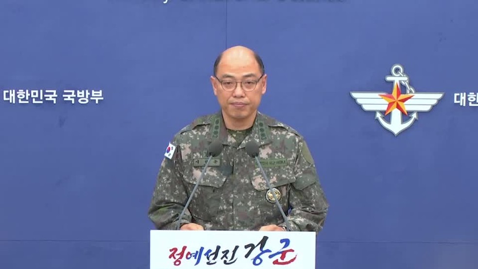 Porta-voz da Coreia do Sul em pronunciamento após disparos da Coreia do Norte, em 5 de janeiro de 2024 — Foto: Reuters