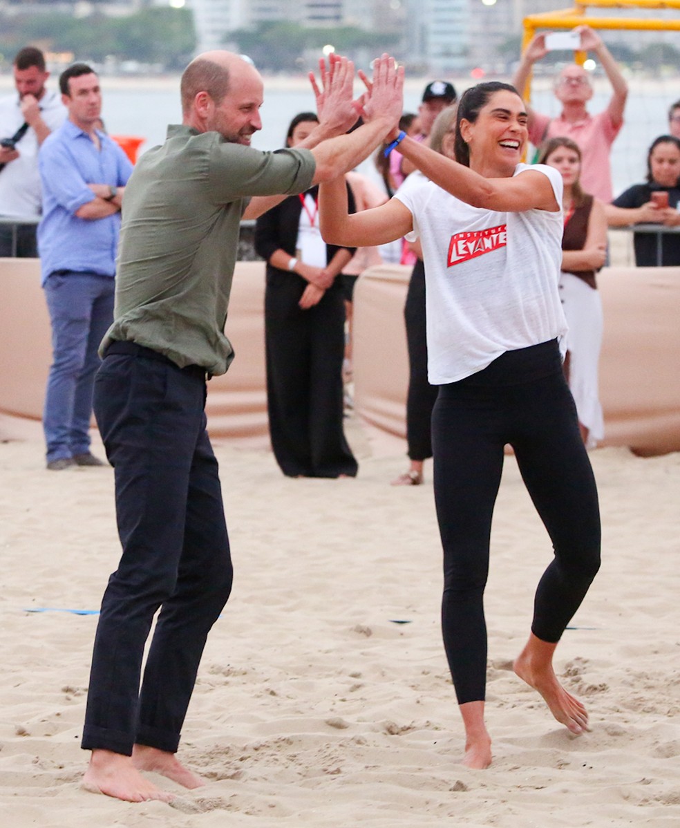 Príncipe William jogou vôlei em Copacabana — Foto: Dilson Silva/AgNews