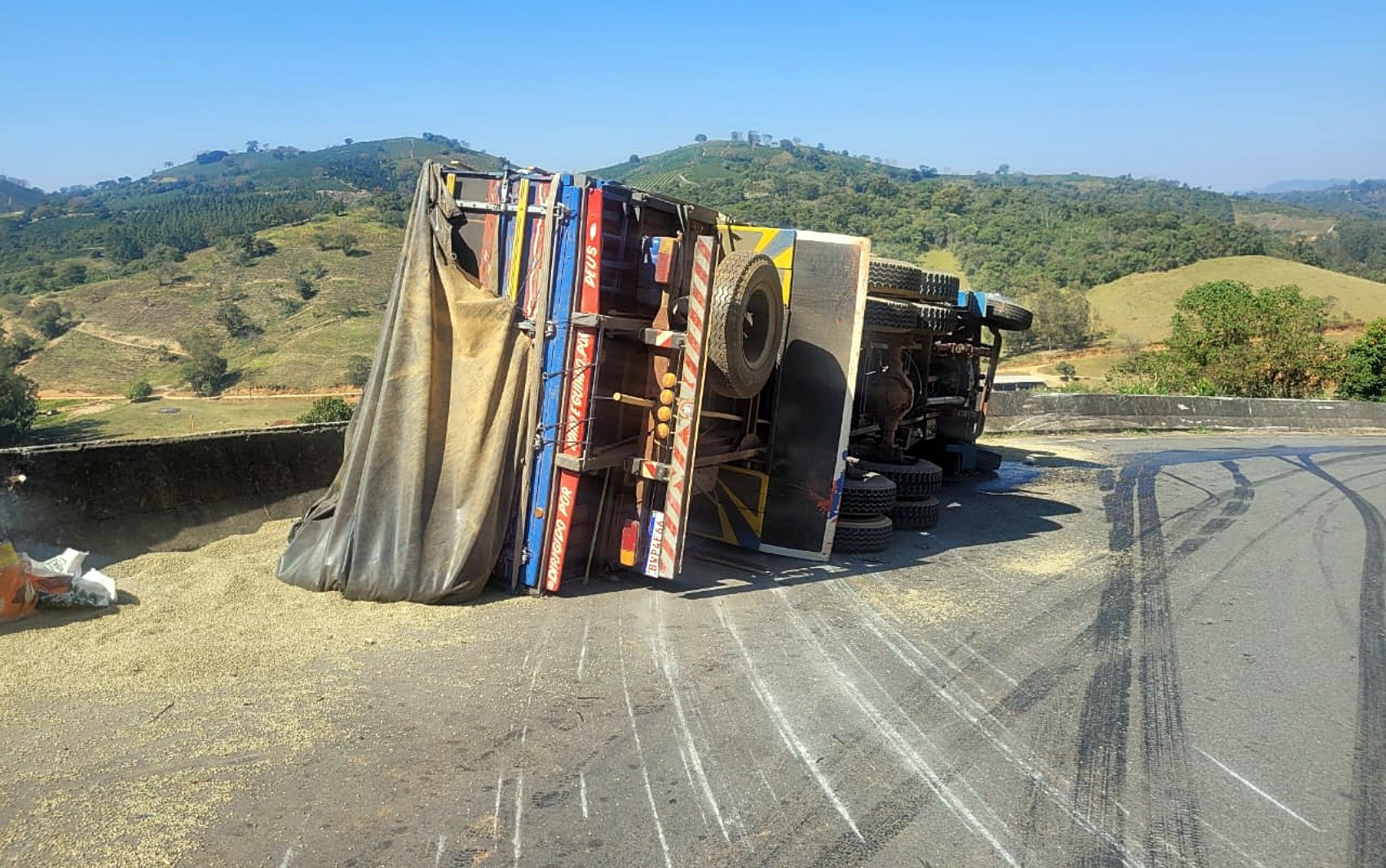 Caminhão com cerca de 10 toneladas de café perde freio e tomba na LMG-847, em Juruaia; carga foi saqueada