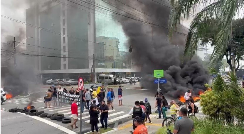 Vendedores ambulantes protestam em João Pessoa após serem retirados da orla 