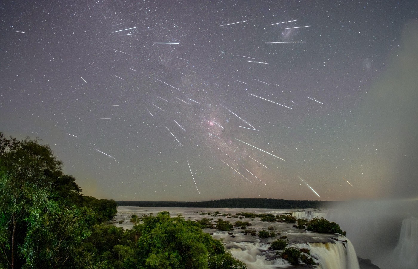 Chuva de meteoros Geminídeas ilumina o céu do Parque Nacional do Iguaçu