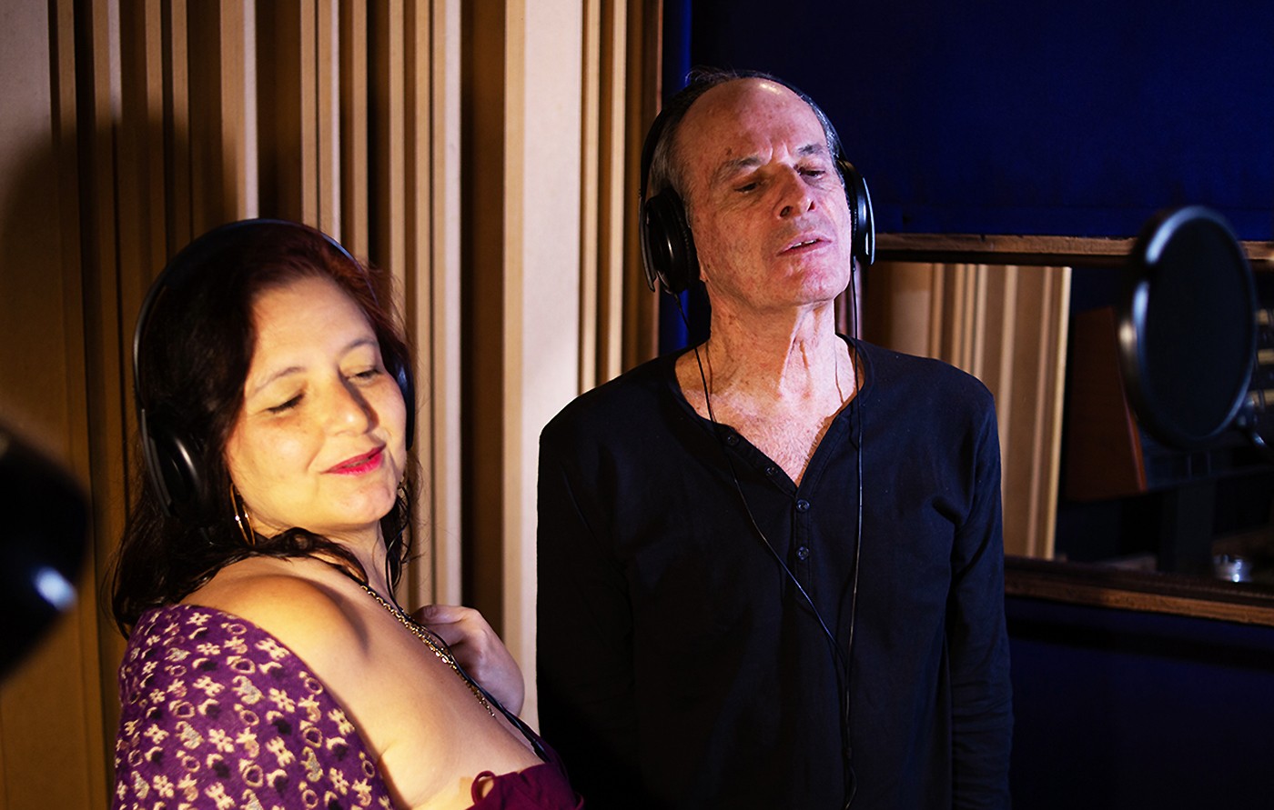 Ney Matogrosso reforça conexão com Projeto Caleidoscópio no quarto álbum do duo carioca, 'Estrangeiros'