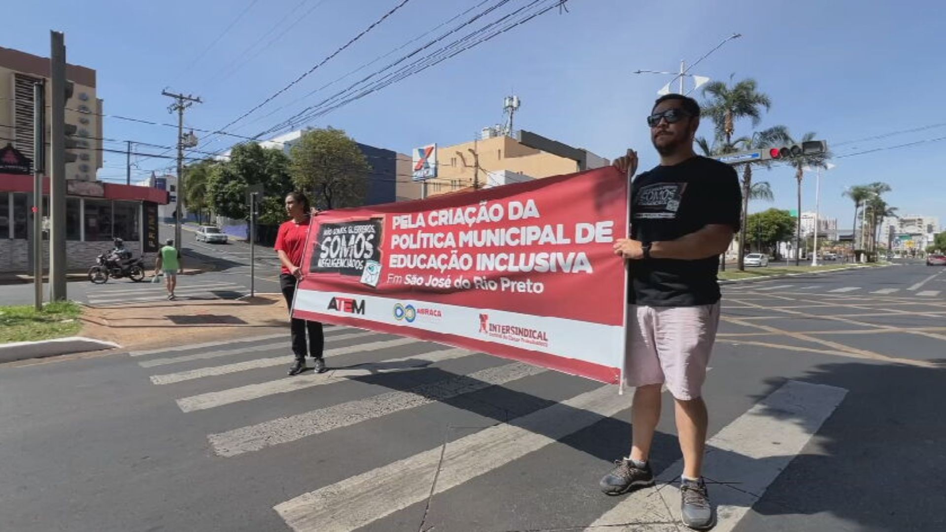 Mães de crianças autistas protestam em frente à Prefeitura de Rio Preto pela contratação de professores auxiliares em escolas municipais
