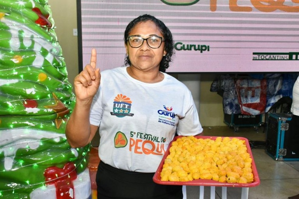 Reinalda Batista roeu 140 pequis e venceu categoria feminina — Foto: Lino Vargas/Prefeitura de Gurupi