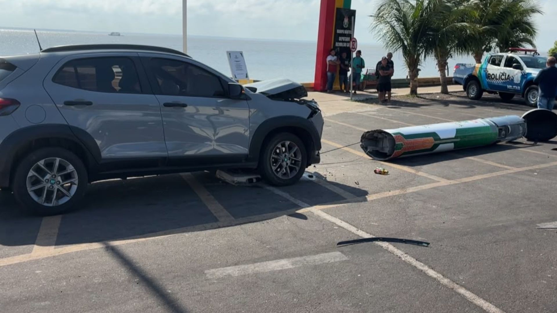 Motorista perde controle do veículo e atinge totem de segurança na orla de Macapá