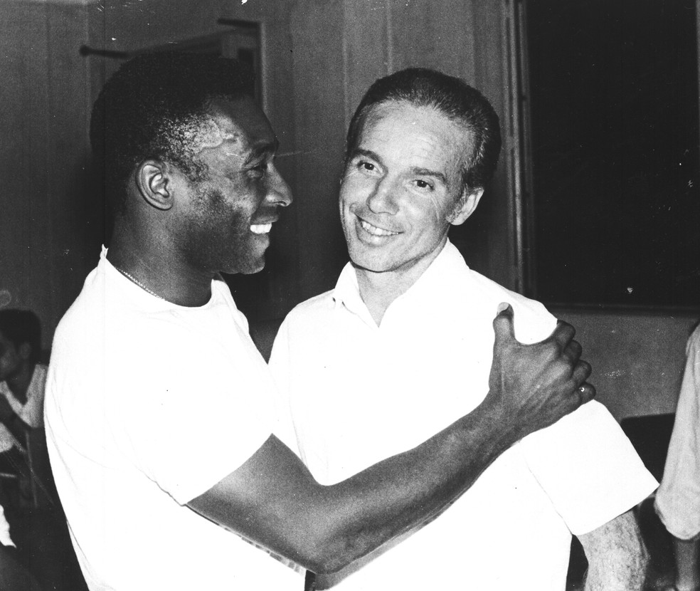 Pelé abraça Zagallo no Rio de Janeiro, em 1970 — Foto: Associated Press