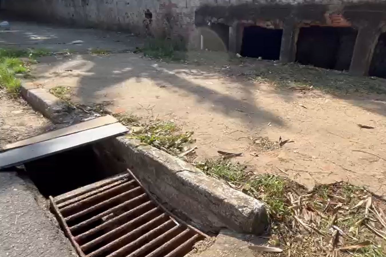 Corpo encontrado em galeria de esgoto estava com pés amarrados e foi achado por criança; VÍDEO